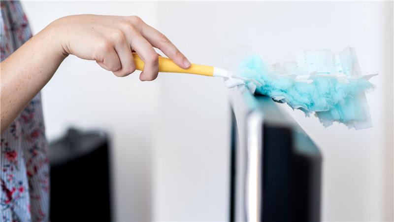 Befragung: Viele Frauen denken wegen Hausarbeit an Trennung Putzen? Mögen nicht alle Männer. (Symbolbild)