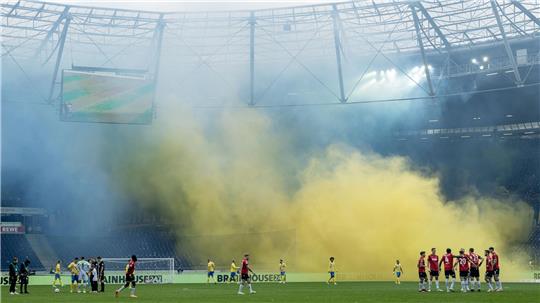 Pyrotechnik beim Fußball-Derby zwischen Hannover 96 und Eintracht Braunschweig.