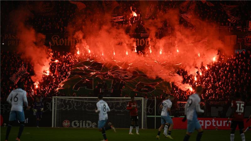 „Spieler sind das wichtigste“: Bochum-Coach kritisiert Fans Pyrotechnik beim Spiel Hannover 96 gegen den VfL Bochum.