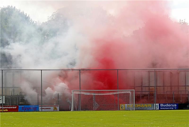 Ein perfektes XXL-Pokalwochenende Pyrotechnik bleibt ein leidiges Thema der Pokalendspiele. Foto: Epping