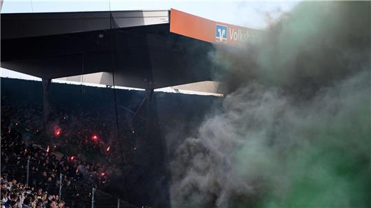 Pyrotechnik gehöre nicht in Fußballstadien, sagt Niedersachsens Innenministern Daniela Behrens (SPD). (Symbolbild)