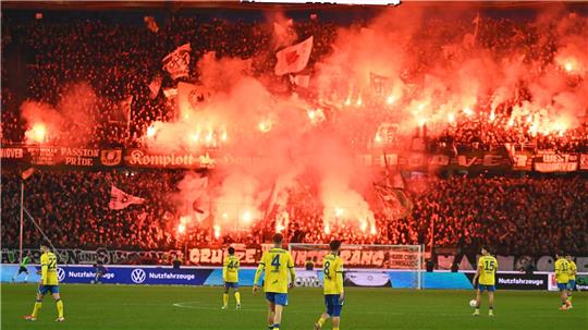 Pyrotechnik im Fanblock von Hannover 96 beim Derby gegen Eintracht Braunschweig.
