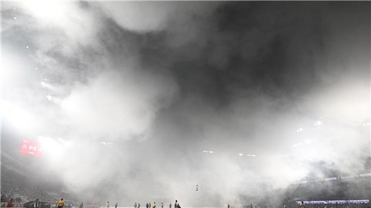 Pyrotechnik sorgte in Köln für eine zehnminütige Unterbrechung.