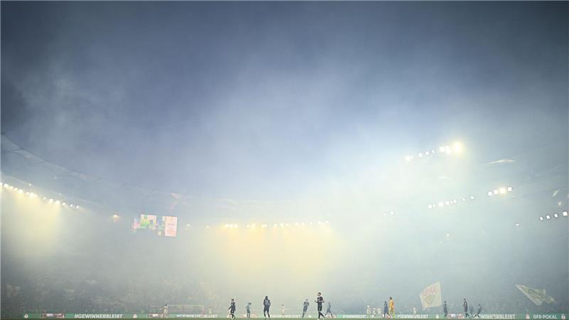 Pyrotechnik verzögerte den Anpfiff um wenige Minuten.