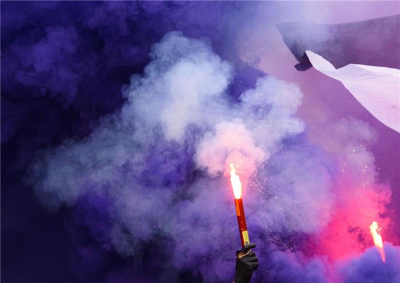 Pyrotechnik wird in einem Stadion gezündet.