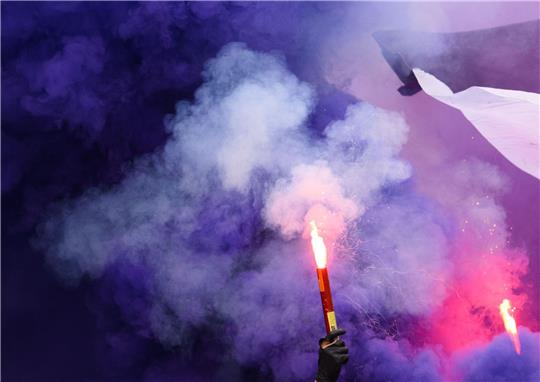 Pyrotechnik wird in einem Stadion gezündet.