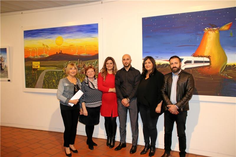 Qasim Alsharqy (3.v.r.) präsentiert seine Ausstellung mit Kunsthistorikerin Dr. Elfi Krajewski, der Integrationsbeauftragten Galina Gerhart, seiner Frau Manal Kado, der Journalistin Düzen Tekkal und dem Musiker Celal Sansar. Foto: Hemmersmeier