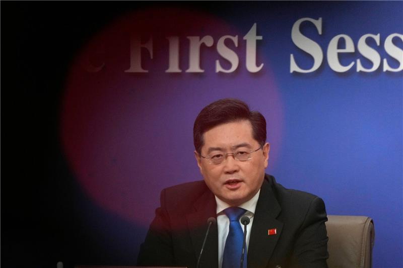 Qin Gang spricht während einer Pressekonferenz.