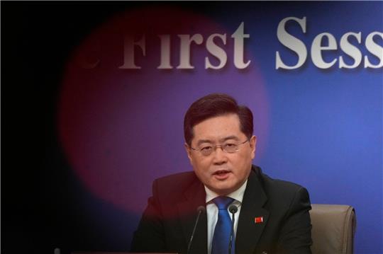 Qin Gang spricht während einer Pressekonferenz.