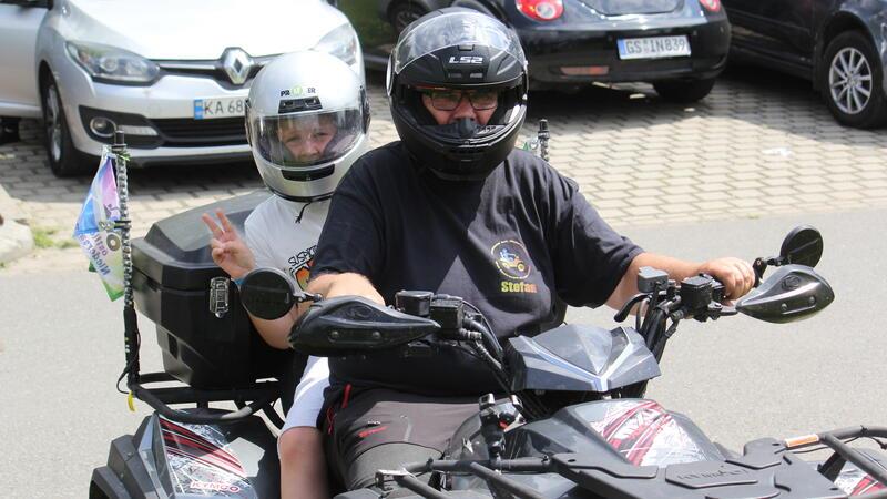 Quads touren mit Kindern zwischen Festenburg und Hotel hin und her.