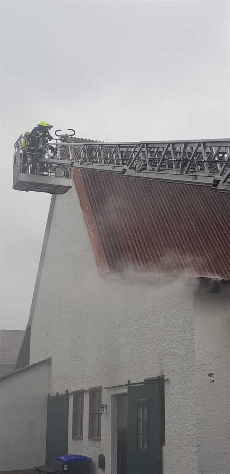 Brand auf Rittergut Kirchberg: 80.000 Euro Schaden Qualm dringt aus dem Dach. Foto: Feuerwehr Seesen