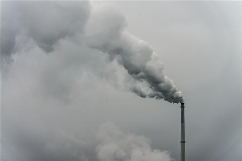 EU-Klimabeirat: Emissionen schon bis 2040 drastisch senken Qualm steigt aus dem Schornstein einer Fabrik im bayerischen Plattling.