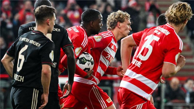 „Weiter oder weg“: Bayern zittern sich zu 3:2 bei Union Querfeld (M.) traf für Union doppelt.