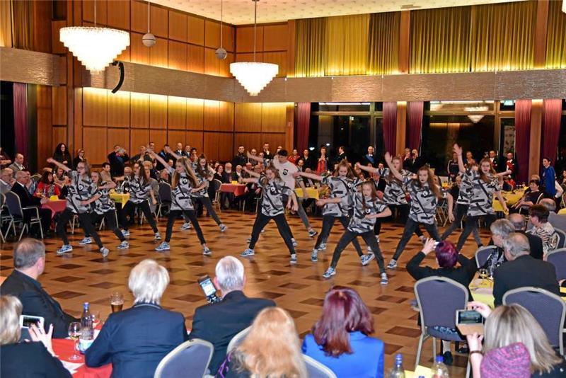 „Quick Tempered“ - QT – nennt sich die Formation vom TSZ Delmenhorst, die aus 14- bis 16- jährigen Tänzerinnen und einem Tänzer besteht und coole Streetdance-Moves zeigte. 2015 haben sie sich bei den Deutschen Meisterschaften mit dem ersten Platz für die Bundesliga qualifiziert.