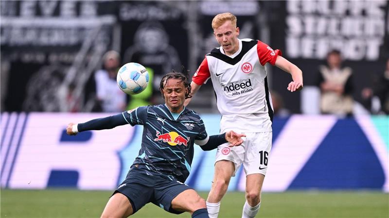 RB Leipzig um Xavi Simons (l) legte gegen Eintracht Frankfurt mit Hugo Larsson einen enttäuschenden Auftritt hin.