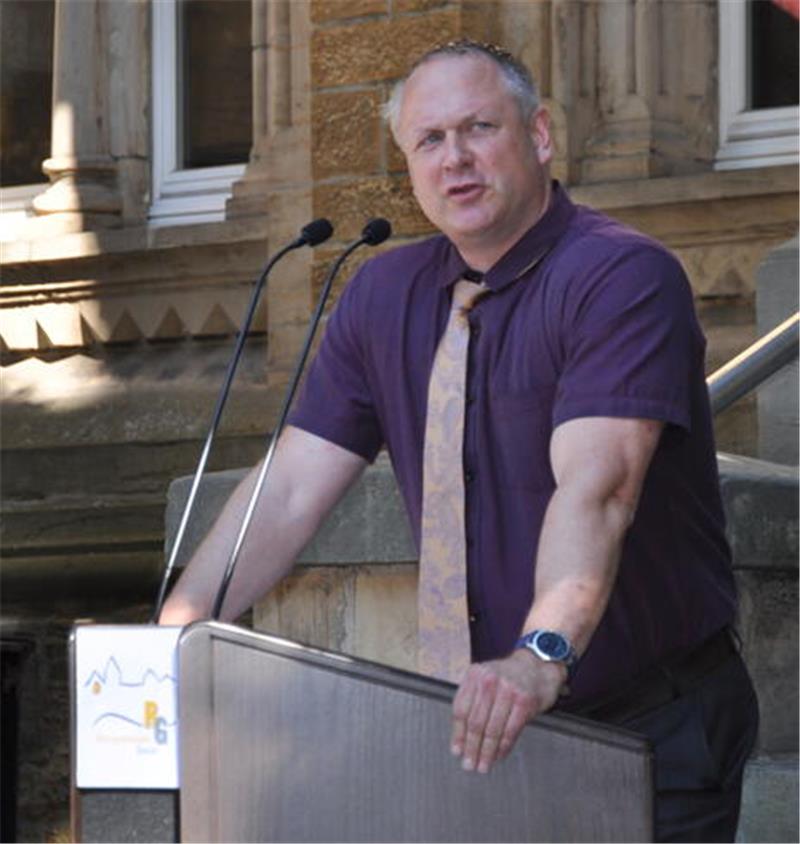 Bestätigt: Holger Ritzke wird Direktor am Goslarer CvD-Gymnasium Mann in lila Hemd und Krawatte steht an einem Rednerpult vor einer historischen Steintreppe und spricht in Mikrofone