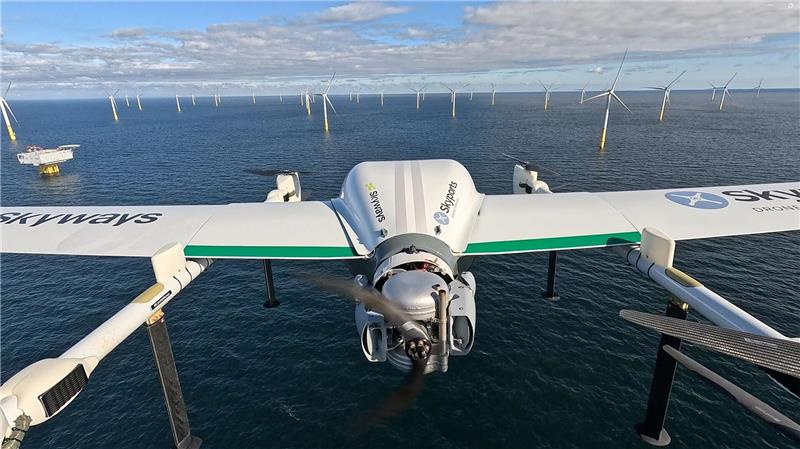 RWE lässt Transportdrohnen zu Windparks auf See fliegen RWE hat autonom fliegende Drohnen getestet, die Material zu Windrädern auf See bringen können.