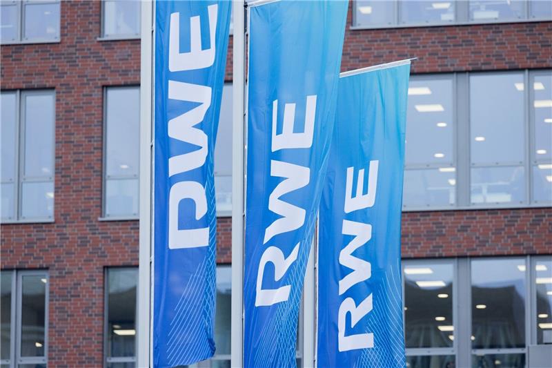 RWE mit Gewinnsprung - Kritik an geplanter Abschöpfung RWE hat den Ausblick für das Gesamtjahr bestätigt und strebt ein bereinigtes Nettoergebnis zwischen 2,1 und 2,6 Milliarden Euro an.