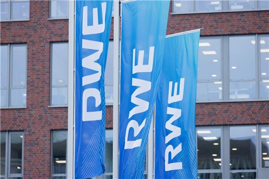 RWE hat den Ausblick für das Gesamtjahr bestätigt und strebt ein bereinigtes Nettoergebnis zwischen 2,1 und 2,6 Milliarden Euro an.