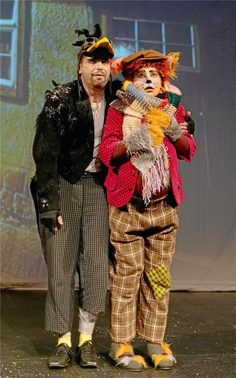 Harztheater: „Der kleine Prinz“ und Endes „Wunschpunsch“ Rabe und Kater retten die Welt: Szene aus „Der satanarchäolügenialkohöllische Wunschpunsch“ Foto: Rawald, Harztheater