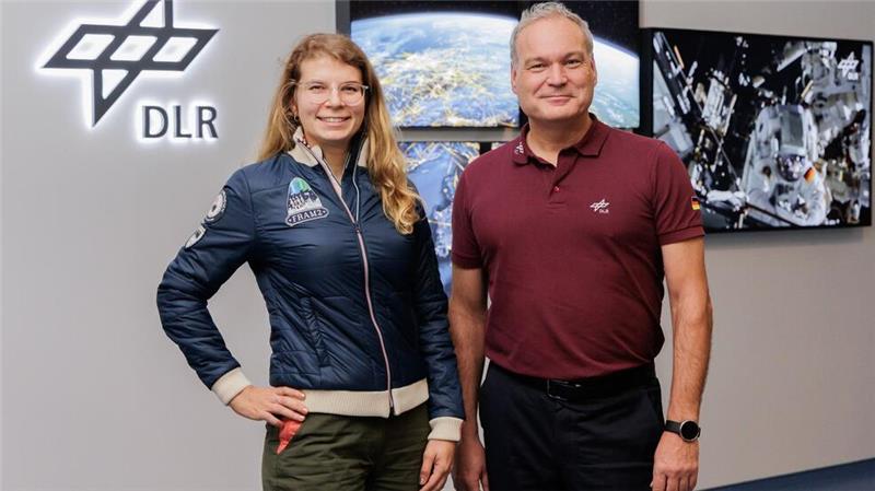 Berlinerin Rabea Rogge trainiert für Weltraum-Start 2025 Rabea Rogge, hier neben Walther Pelzer, könnte 2025 als erste deutsche Frau ins All reisen.
