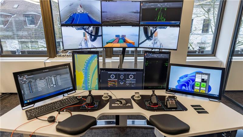 Technik gegen Personalmangel: Schiff fährt ferngesteuert Radar, Funk, Steuerknüppel - aber alles in einem Büro mitten in Duisburg. Von hier aus werden Schiffe ferngesteuert.