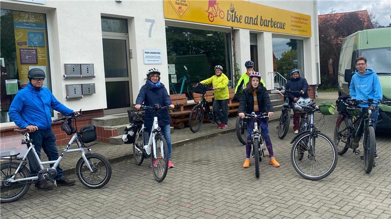 Radelstar Marc Samel (r.) bewältigt seinen Alltag problemlos mit dem Fahrrad. Hier zum Start einer Radtour zu Beginn des Stadtradelns.