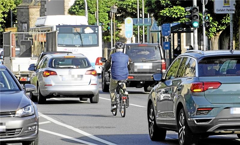 Rot-Grün bremst Anträge zum Radwegeausbau im Kreis aus Radfahrer haben es im Landkreis Goslar nicht überall leicht, an vielen Orten fehlen Radwege. Archivfoto: Schlegel