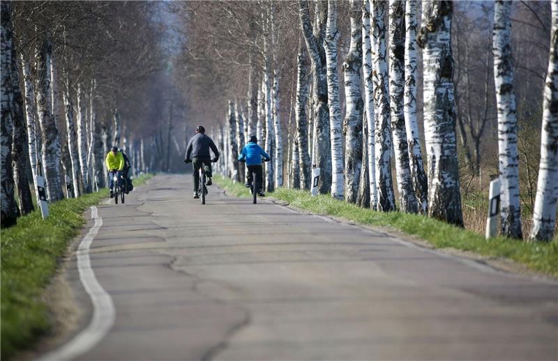 Radfahrer sind im baden-württembergischen Pfrungen unterwegs.