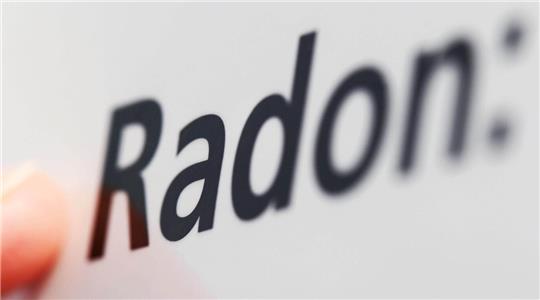 Auf einem Plakat steht das Wort Radon.