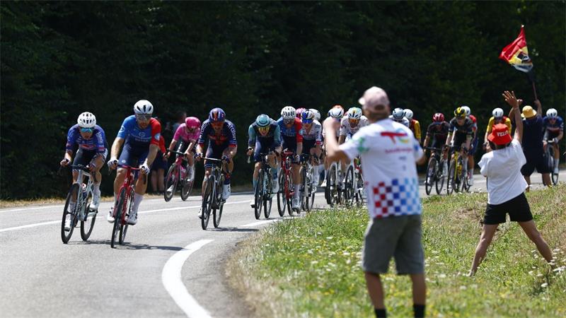 Von sechs auf sieben: Lipowitz sieht Platzverlust gelassen Radprofis auf der 13. Etappe der Tour de France.