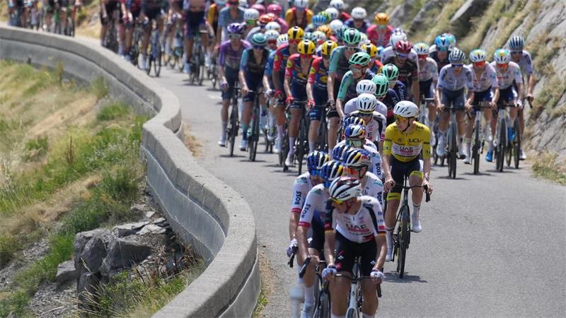 Radsport, Männer, Tour de France, 19.Etappe, Alpe d’Huez: Der Slowene Tadej Pogacar, der das gelbe Trikot des Gesamtführenden trägt, fährt im Hauptfeld.