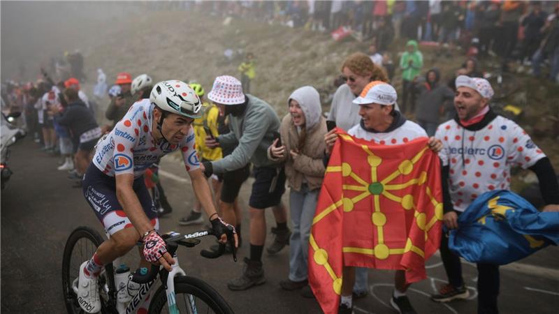 Bilder des Tages Radsport: UCI WorldTour - Tour de France. Lenny Martinez (Frankreich), der das gepunktete Trikot des besten Bergfahrers trägt, erklimmt den Tourmalet-Pass.