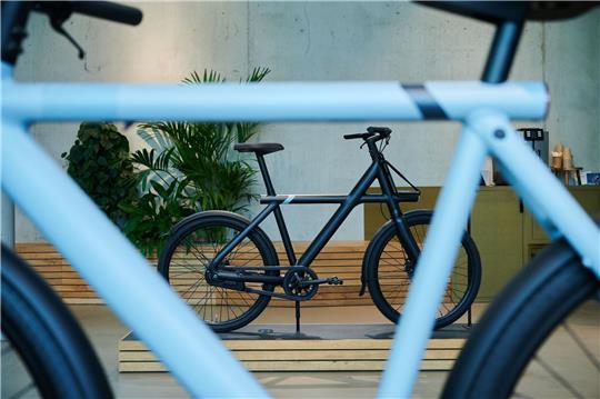 Räder der Firma VanMoof in einem Laden in Berlin.