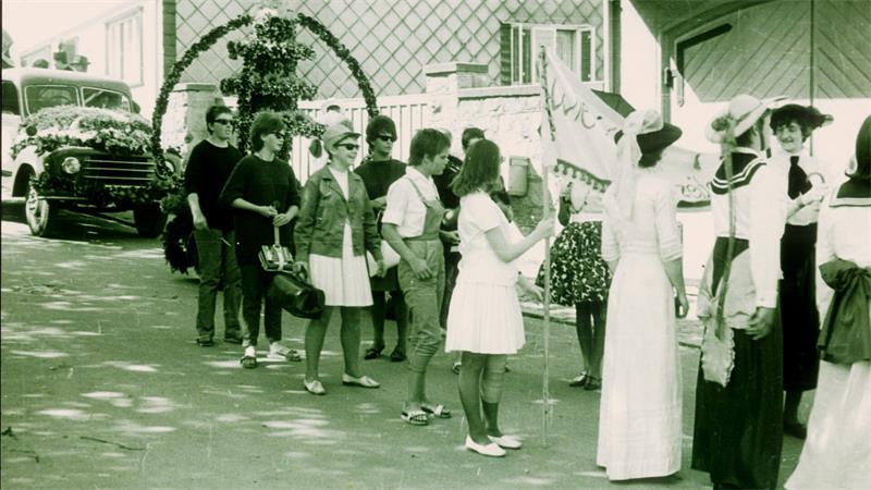 Rätselhaft: Was zeigen diese alten Bad Harzburger Schulfotos? Das historische Bild zeigt junge Leute, die sich auf einen Festumzug vorbereiten.