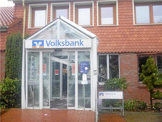 Räuber haben in einer Bankfiliale in der Gemeinde Holle im Landkreis Hildesheim einen Geldautomaten gesprengt. Fotos: Hartmann