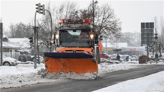 Räumfahrzeuge der Straßenmeistereien könnten während der Warnstreiks still stehen und damit Verkehrsteilnehmern Probleme bereiten. (Symbolbild)