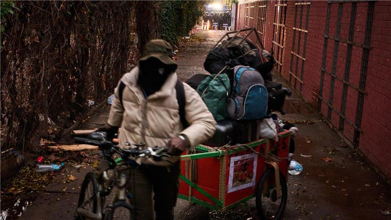 Räumung bei Barcelona: Polizei geht gegen illegale Migrantenunterkunft vor
