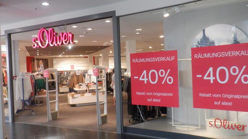 Räumungsverkauf in der Kaiserpassage: Mit hohen Rabatten lockt S.Oliver Kunden an. Derzeit laufen Verhandlungen mit möglichen Nachmietern für die Verkaufsräume.