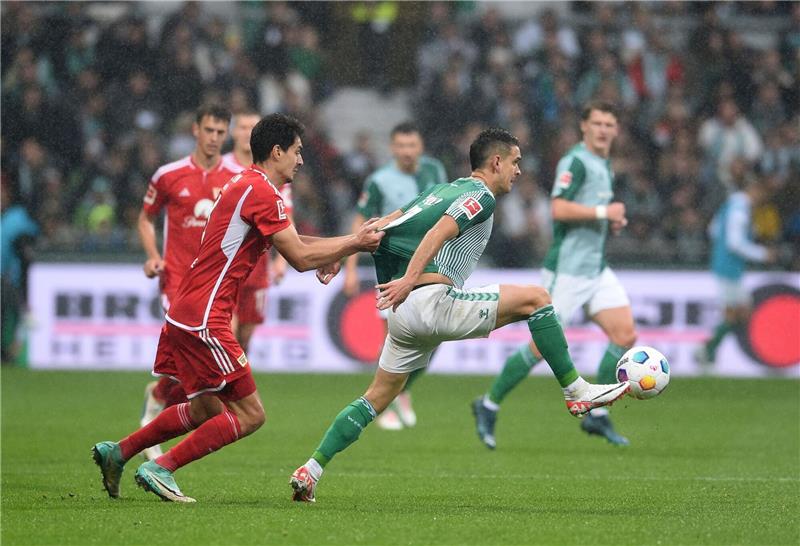 Rafael Borre (r) von Werder Bremen und Unions Diogo Leite kämpfen um den Ball.