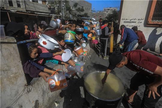 Rafah im Dezember: Palästinenser versammeln sich mit Töpfen, um an einer von einer Wohltätigkeitsorganisation eingerichteten Spendenstelle Essen zu erhalten. Die humanitäre Lage im Gazastreifen ist nach fünf Monaten Krieg katastrophal.