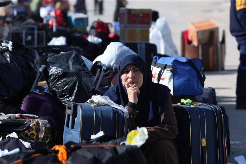 Geschäft mit Menschen: Gaza-Ausreise für 10.000 Dollar Rafah ist der einzige nicht von Israel kontrollierte Zugang zu Gaza im Nordosten Ägyptens: Palästinenser warten darauf, den Rafah-Übergang zu passieren.