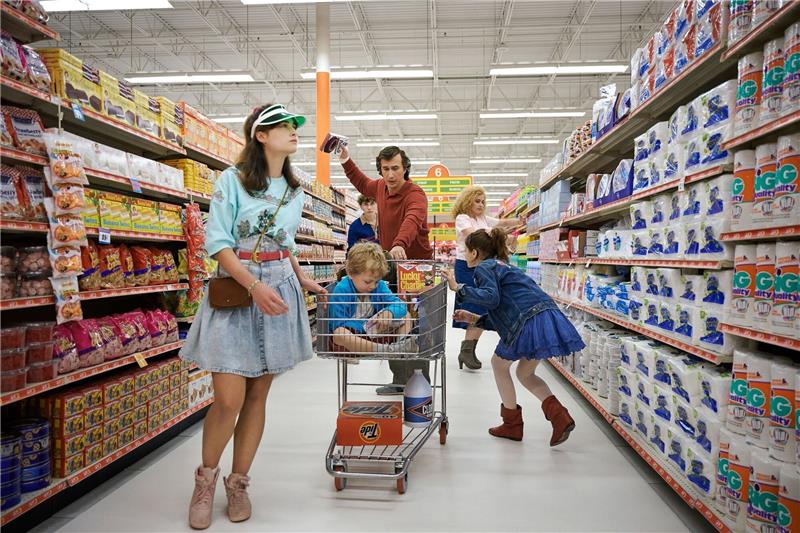 Satire „Weißes Rauschen” mit Adam Driver bei Netflix Raffey Cassidy als Denise (l-r), Dean Moore/Henry Moore als Wilder, Sam Nivola als Heinrich, Adam Driver als Jack, Greta Gerwig als Babette und May Nivola als Steffie in einer Szene aus «Weißes Rauschen».