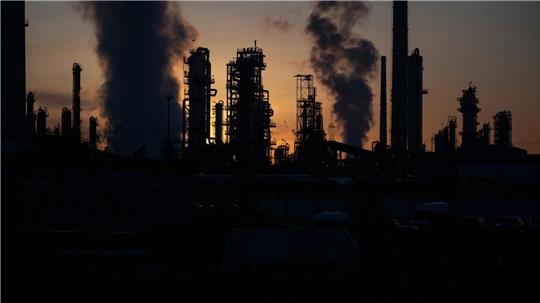 Raffinerie in Deutschland: Preise für Rohöl auf dem Weltmarkt kräftig gestiegen.