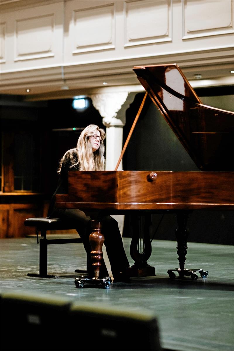 Ragna Schirmer an einem historischen Flügel im Konzerthaus. Foto: Polyluchs Kreativagentur