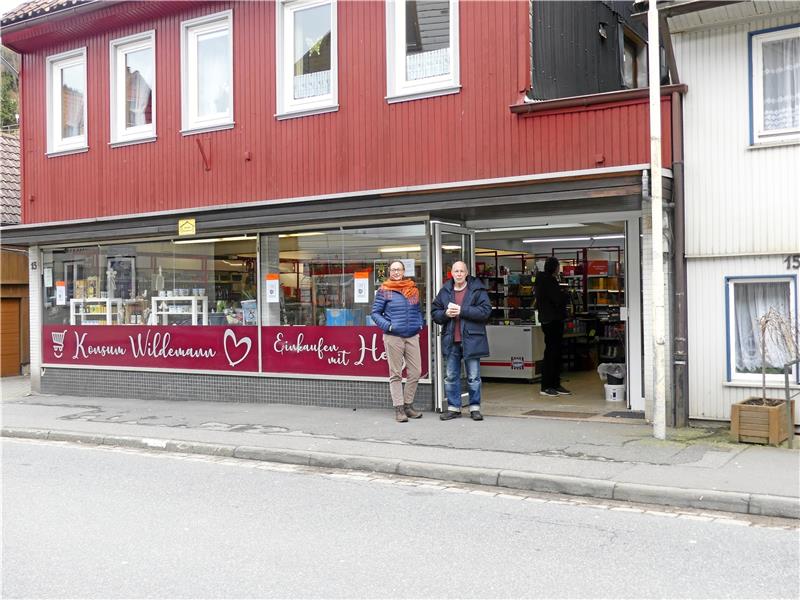 Ragna Simon und Benno van den Heuvel (v. li.) sind seit rund einem Jahr im Vorstand der Konsum-Genossenschaft. Auch Vegetarier finden hier allerlei für ihren Speiseplan (kl. Bild). Fotos: Römhild