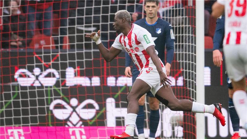 Ragnar Ache feiert sein tolles Fallrückziehertor zum Kölner 1:0.