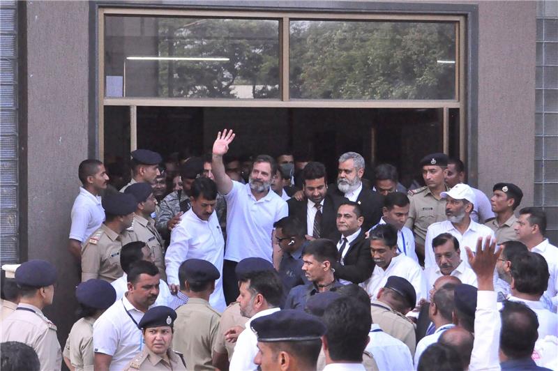Indien: Urteil gegen Oppositionsführer Gandhi ausgesetzt Rahul Gandhi (M.) winkt seinen Anhängern zu: Er Urenkel von Indiens erstem Premierminister Jawaharlal Nehru und Enkel der späteren Regierungschefin Indira Gandhi.