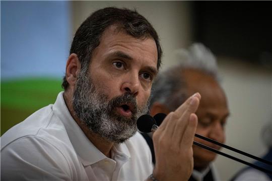 Rahul Gandhi, Oppositionsführer der Kongresspartei in Indien, erhält seinen Sitz im Parlament zurück.