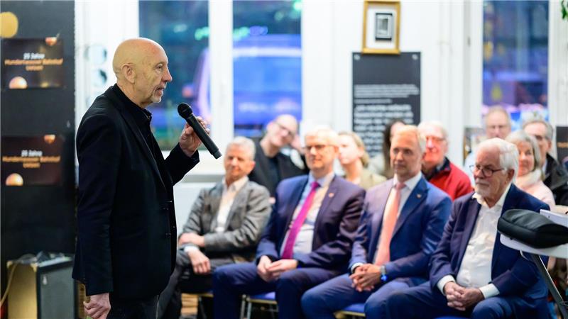 Raimund Nowak, Vorsitzender des Vereins Hundertwasser Bahnhof, spricht bei einer Feierstunde zum 25-jährigen Bestehen.